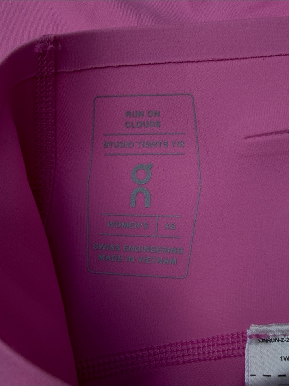 ON Studio Tights 7/8 - Raspberry - Picture 14 of 16